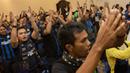 Sejumlah pendukung Inter Milan bersorak-sorai pada Gathering Nasional Inter Club Indonesia (ICI) IV di Bali, Jumat (28/8/2015). Kegiatan itu berlangsung dari 28 hingga 30 Agustus. (Bola.com/Vitalis Yogi Trisna) 