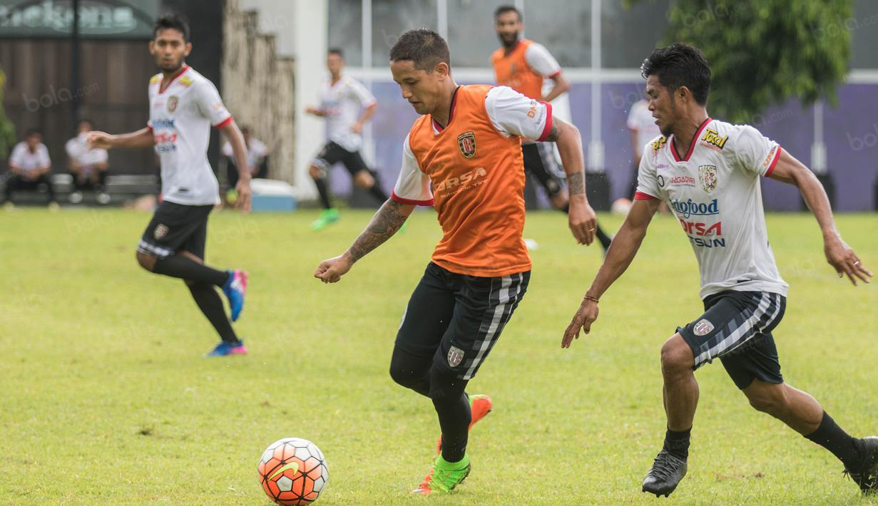 Penyerang Bali United, Irfan Bachdim, menggiring bola saat latihan jelang laga Piala Presiden 2017 melawan Barito Putera di Lapangan Banteng, Bali, Kamis (16/2/2017). (Bola.com/Vitalis Yogi Trisna)