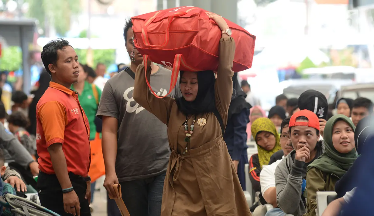 Calon penumpang membawa barang bawaan di Stasiun Pasar Senen, Jakarta, Rabu (29/5/2019). H-7 Lebaran, Stasiun Pasar Senen mulai dipadati penumpang yang ingin mudik ke kampung halaman masing-masing. (merdeka.com/Imam Buhori)