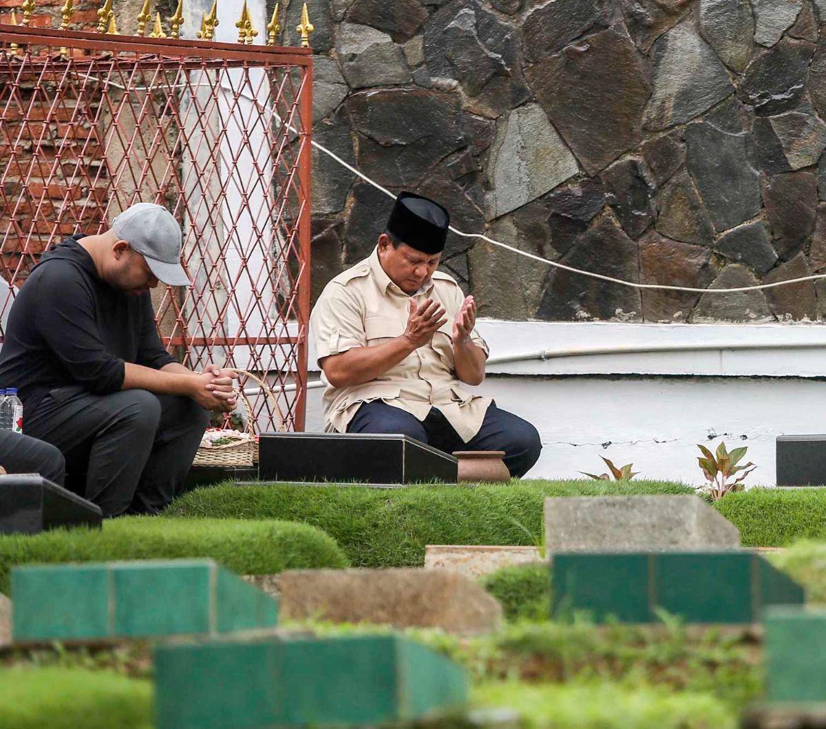 Calon presiden nomor urut 2, Prabowo Subianto melakukan ziarah ke malam sang ayah, Soemitro Djojohadikusumo, di TPU Karet Bivak, Jakarta, Kamis (15/2/2024). Prabowo berziarah ke makam ayahnya seusai memenangkan hasil hitung cepat atau quick count Pilpres 