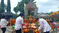 Ritual sembahyang dan merayakan Hari Ulang Tahun (HUT) Se Mien Fo  pada 9 November 2021 di Klenteng Tuban. (Ahmad Adirin/Liputan6.com)