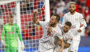 Pemain Sevilla Ivan Rakitic (kiri) merayakan dengan rekan-rekan setimnya setelah mencetak gol ke gawang Salzburg pada pertandingan Grup G Liga Champions di Stadion Ramon Sanches Pizjuan, Seville, Spanyol, Selasa (14/9/2021). Pertandingan berakhir dengan skor 1-1. (AP Photo/Angel Fernandez)