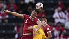 Pemain Timnas Indonesia, Elkan Baggot (kiri) berduel udara dengan pemain Australia, Riley McGree pada laga 16 besar Piala Asia 2023 yang berlangsung di assim bin Hamad Stadium, Doha, Qatar, Minggu (28/01/2024). (AP Photo/Aijaz Rahi)