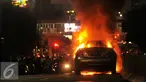 Sebuah mobil sedan Toyota Vios bernopol B 8006 XO terbakar di Jembatan layang Slipi, Jakarta, Rabu (17/5). Tidak ada korban jiwa dalam kejadian itu, namun kejadian itu mengakibatkan kemacetan panjang. (Liputan6.com/Gempur M Surya)