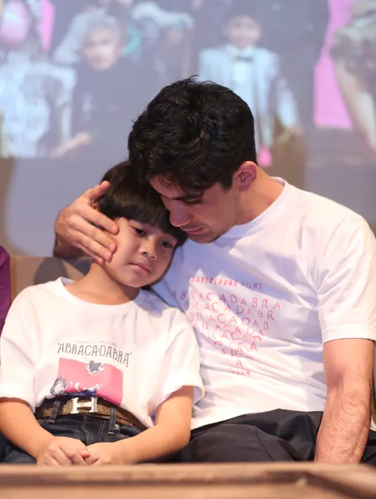 Film 'Abracadabra', Reza Rahadian saat ditemui di XXI Plaza Indonesia, Jakarta Pusat, Rabu (8/1/2020). (Adrian Putra/Fimela.com)