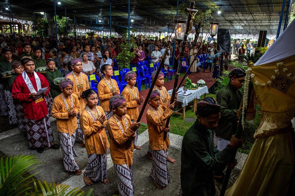 FOTO: Khidmat Perayaan Natal dalam Balutan Tradisi Jawa di Ganjuran Yogyakarta