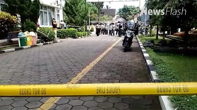 Buntut aksi penyerangan di Mapolres Banyumas‎ Selasa 11 April 2017, sejumlah Polres di Jawa Tengah seperti Solo dan Karanganyar memperketat penjagaan di gerbang masuk ke Mapolres.