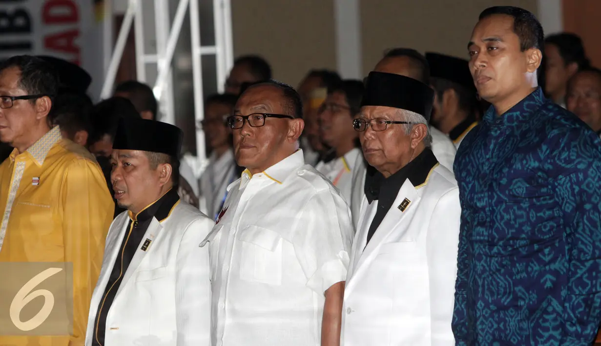 Ketua Umum Golkar versi Munas Bali Aburizal Bakrie saat mengikuti Mukernas ke-IV PKS di Depok, Selasa (3/11/2015). PKS menggelar Musyawarah Kerja nasional (Mukernas) ke-4 yang beragendakan pembahasan 70 program pelayanan. (Liputan6.com/Yoppy Renato)