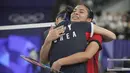 Pebulu tangkis tunggal putri Korea Selatan, An Se-young memeluk lawannya, wakil Indonesia Gregoria Mariska Tunjung usai berakhirnya laga semifinal nomor tunggal putri cabor bulu tangkis Olimpiade Paris 2024 di Porte de La Chapelle Arena, Paris, Minggu (4/8/2024). An Se-young menang rubber-game 11-21, 21-13 dan 21-16 dan melaju ke final. (AP Photo/Kin Cheung)