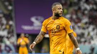 Pemain Belanda, Memphis Depay saat matchday ketiga Grup A Piala Dunia 2022 melawan Qatar yang berlangsung di Stadion Al Bayt, Selasa (29/11/2022). (AP/Moises Castillo)