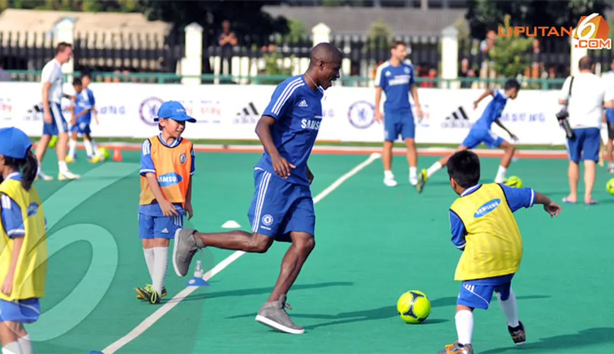 Mereka memberi pelatihan cara menendang, menggiring, serta mengumpan bola. Selain itu, juga sempat diadakan permainan kecil. (Liputan6.com/ Helmi Fithriansyah)
