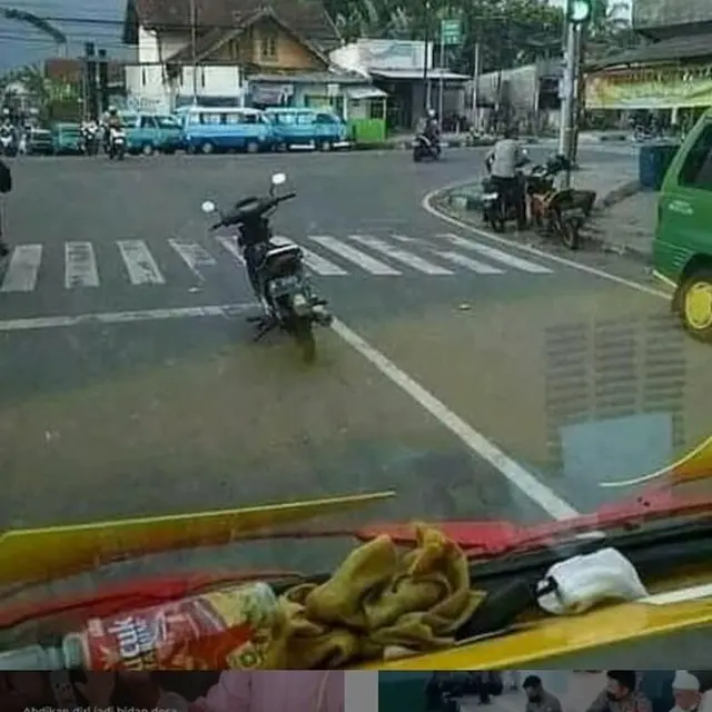 6 Potret Orang Parkir di Tengah Jalan Bikin Tepuk Jidat, Halangi Pengendara Lain