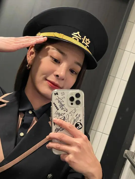 Dikenal sebagai artis yang kerap bergaya simpel dan minimalis, Seol In Ah pamerkan pose mirror selfie saat mengenakan topi ala kepolisian. Dengan senyum manisnya, wanita kelahiran 3 Januari 1996 ini tetap tampak kasual dan kece abis. (Liputan6.com/IG/@_seorina)