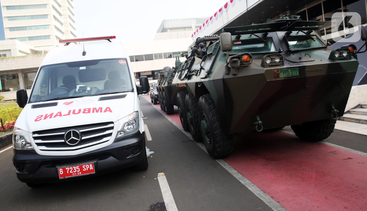 Sementara itu, kendaraan taktis seperti panser, barakuda, water canon, hingga ambulance dari RSPAD juga telah disiagakan. (Liputan6.com/Johan Tallo)
