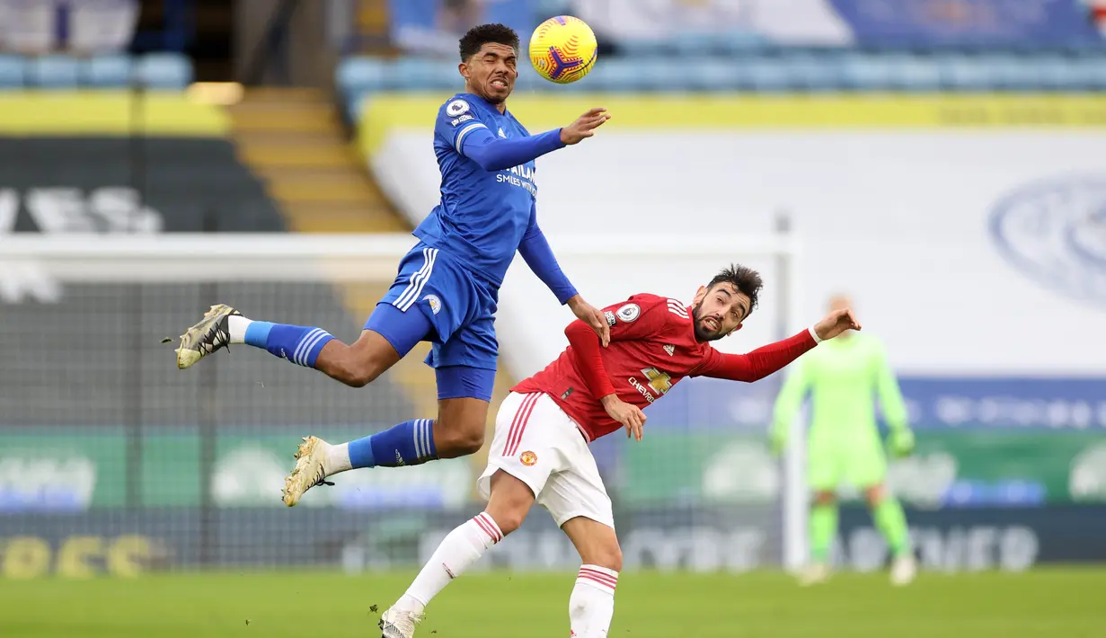 Pemain Leicester City, Wesley Fofana, duel udara dengan pemain Manchester United, Bruno Fernandes, pada laga Liga Inggris di Stadion King Power, Sabtu (26/12/2020). Kedua tim bermain imbang 2-2. (AFP/Pool/Carl Recine)
