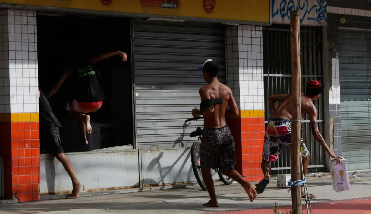 Para penjarah memasuki toko elektronik di Vitoria, negara bagian Espirito Santo, Brasil, (7/2). Kejahatan meningkat setelah polisi mogok kerja memprotes gaji yang kecil. (AP/Diego Herculano)