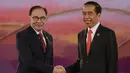 Presiden Indonesia Joko Widodo atau Jokowi (kanan) menyapa Perdana Menteri Malaysia Anwar Ibrahim dalam Konferensi Tingkat Tinggi (KTT) Ke-42 ASEAN di Labuan Bajo, Nusa Tenggara Timur, Rabu (10/5/2023). (Willy Kurniawan/Pool Photo via AP)
