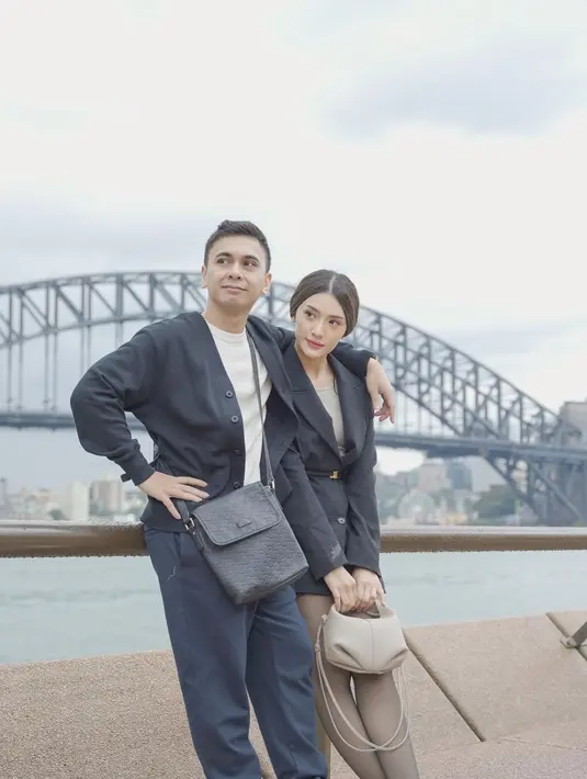 Raditya Dika memilih tampil kasual dengan t-shirt, cardigan dan celana panjang [@anissaziza]