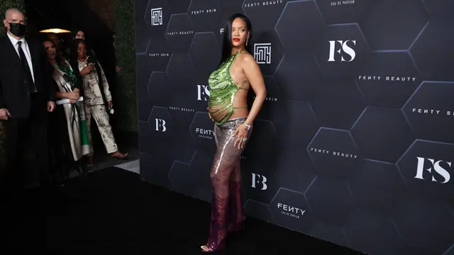 FOTO: Rihanna Pamer Perut Hamil Besar