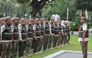 Satpol PP DKI Jakarta melakukan apel kegiatan pengawasan dan penertiban tempat usaha hiburan dan rekreasi bersama Tim Terpadu dalam rangka menjaga ketertiban umum selama Ramadhan dan Idul Fitri, di Balai Kota Jakarta, Rabu (18/2/2026).