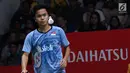 Tunggal putra Indonesia, Anthony Sinisuka Ginting saat melawan Chen Long (China) pada perempat final Indonesia Masters 2018 di Istora Senayan, Jakarta, Jumat (26/1).Anthony unggul 21-11 16-21 21-18. (Liputan6.com/Helmi Fithriansyah)