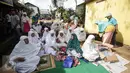 Sejumlah ibu-ibu menggelar doa bersama di lokasi, RT 1 RW 12, Jl Saharjo, Manggarai, Jakarta, Rabu (26/4). Sampai saat ini penggusuran belum dilakukan karena pertemuan pertama tidak menghasilkan kesepakatan. (Liputan6.com/Faizal Fanani)