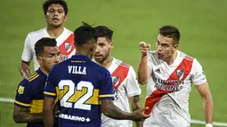 Pemain River Plate, Rafael Santos Borre meluapkan emosi sambil menunjuk pemain Boca Junior, Sebastian Villa. (Foto: AP/Pool/Marcelo Endelli)