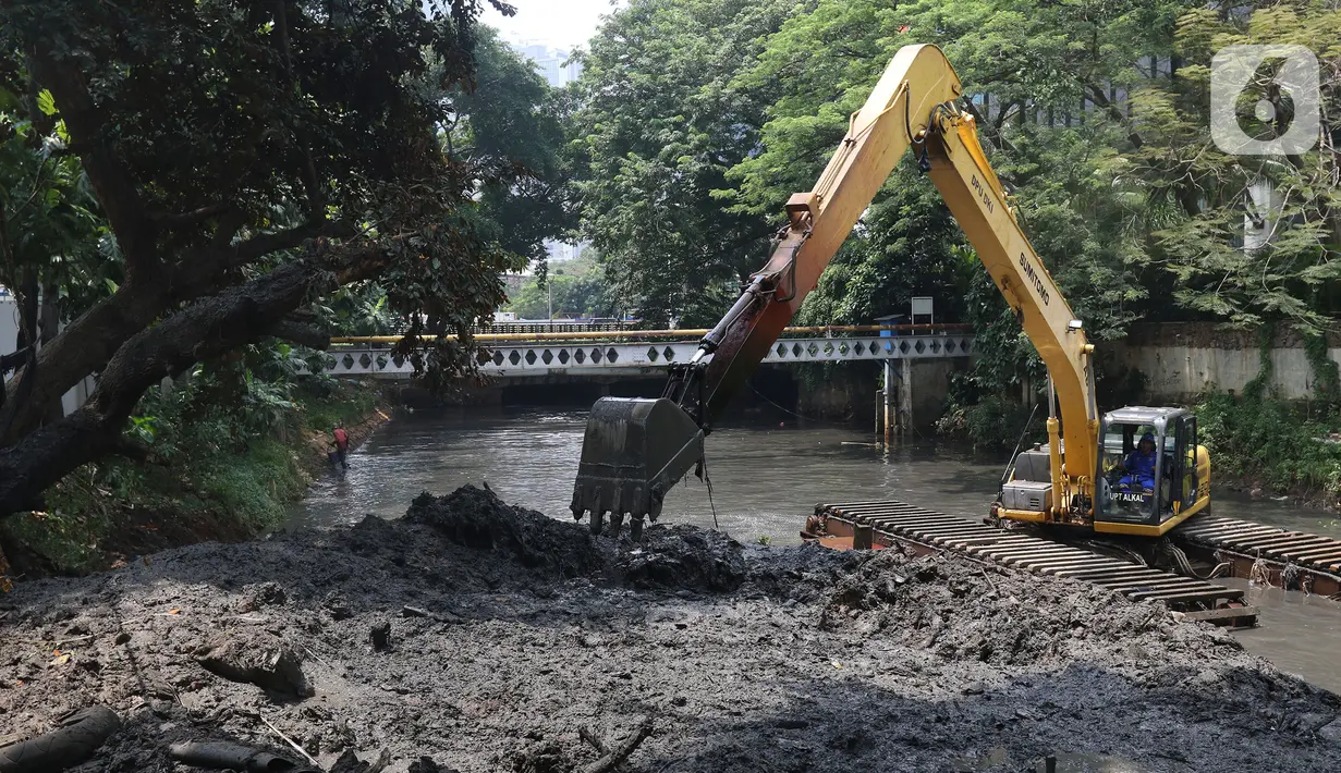 Petugas Dinas Sumber Daya Air DKI Jakarta melakukan pengerukan lumpur di Sungai Krukut, Karet Tengsin, Kamis (30/9/2021). Kegiatan bertajuk Grebeg Lumpur ini bertujuan mengantisipasi banjir saat musim hujan. (Liputan6.com/Herman Zakharia)