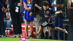 Anak Lionel Messi, Ciro Messi Roccuzzo bermain kain basah sebelum laga Inter Miami melawan Orlando City pada laga lanjutan MLS Amerika di DRV PNK Stadium, Florida, Amerika Serikat, 2 Agustus 2023 waktu setempat. (AFP/Getty Images/Hector Vivas)