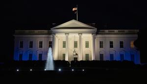Gedung Putih menyala dengan warna biru dan putih, warna bendera Israel, sebagai bentuk solidaritas Amerika Serikat dengan Israel di Washington, Amerika Serikat, Senin (9/10/2023). (AP Photo/Jon Elswick)