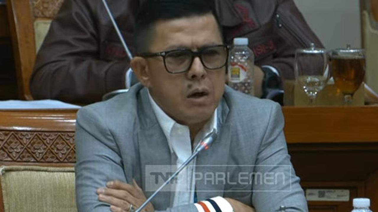 Aksi Sok Jago Advokat Firdaus Oibowo Injak Meja Hina Peradilan, DPR Marah Sindir Sekolahnya Cuma sampai Gerbang
