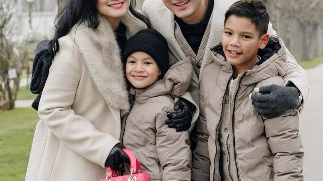 Pacaran Sejak 1999, 8 Potret Liburan Titi Kamal dan Christian Sugiono di Austria - Seperti di Negeri Dongeng