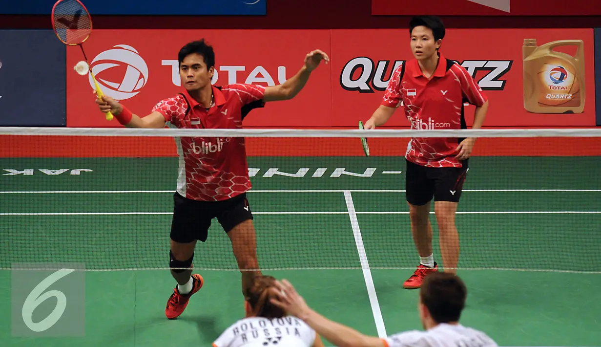 Ganda campuran Indonesia, Tontowi Ahmad/LiliyanaNatsir melakukan smesh ke arah R Kargaev/EBolotova (Rusia) di Total BWF Championships 2015 di Jakarta, Selasa (11/8/2015). Tontowi Ahmad/Liliyana Natsir unggul 21-11, 21-11. (Liputan6.com/HelmiFithriansyah)