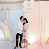 Kebahagiaan menyelimuti pasangan selebriti Valencia Tanoesoedibyo dan Kevin Sanjaya. Pasangan ini tidak lama lagi akan menjadi orangtua. Belum lama ini, Valencia menggelar gender reveal untuk calon anak pertamanya. [Instagram/valenciatanoe]