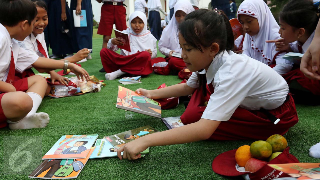 Keriuhan Pelajar Ketika Membaca di Halaman Istana