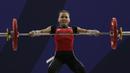 Lifter Lisa Setiawati melakukan angkatan pada SEA Games 2019 cabang angkat besi nomor 45 kg di Stadion Rizal Memorial, Manila, Minggu (1/12). Dirinya meraih perak dengan total angkatan 169 kg. (Bola.com/M Iqbal Ichsan)