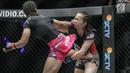 Petarung putri Indonesia, Priscilla Hertati Lumban Gaol (kiri) melakukan tendangan ke petarung putri Malaysia, Audreylaura Boniface (kanan) saat berlaga pada partai pertama One Championship di Jakarta, Sabtu (20/1). (Liputan6.com/Faizal Fanani)