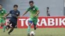 Pemain STIE Perbanas, Delton Stevano, menggiring bola saat melawan STIMED Nusa Palapa pada laga Torabika Cup 2017 di Stadion Cakrawala, Malang, Kamis (23/11/2017). STIE Perbanas kalah 1-2 dari STIMED Nusa Palapa. (Bola.com/M Iqbal Ichsan)