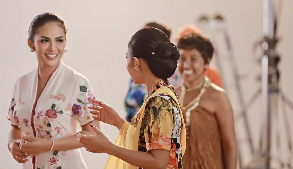 Kebaya ini dipadukan dengan kain Batik berwarna merah terang yang serasi dengan kebaya [@kridayantilemos]