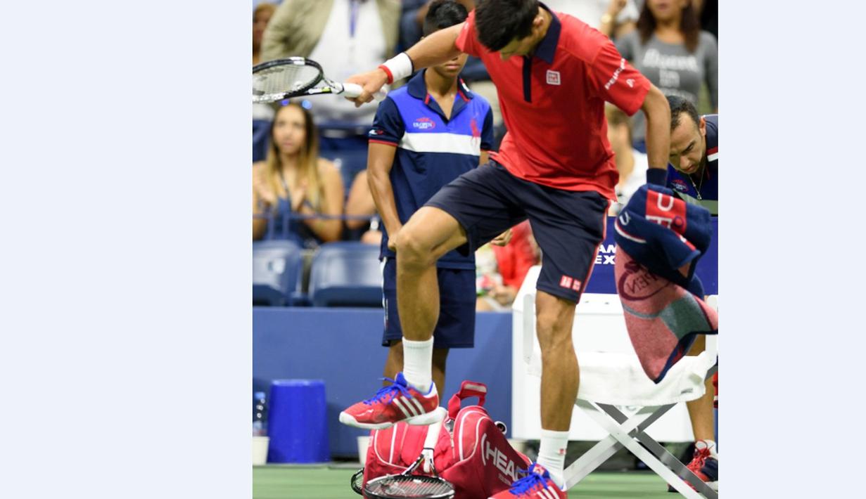 Petenis Serbia, Novak Djokovic, menginjak raketnya saat bertanding melawan petenis Spanyol,  Roberto Bautista Agut dalam Turnamen Tenis AS Terbuka 2015 di USTA Billie Jean King National Tennis Center, New Yok, AS. (AFP Photo/Don Emmert)