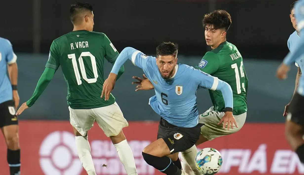 Uruguay memimpin 2-0 pada menit ke-39. Gabriel Villamil berupaya meredam serangan lawan, namun bola malah masuk ke gawang sendiri. Skor tersebut bertahan sampai turun minum. (AP Photo/Matilde Campodonico)