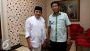 Politikus PPP, Abraham Lunggana foto bersama dengan Ketua Umum Partai Idaman, Rhoma Irama, Jakarta, Jumat (18/3). Lulung mengaku siap ikut maju sebagai bakal calon Gubernur DKI Jakarta pada Pilkada 2017 melawan Ahok. (Liputan6.com/Gempur M Surya)
