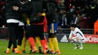 Reaksi striker Tottenham Hotspur, Son Heung-Min setelah kalah atas Juventus pada leg kedua babak 16 besar Liga Champions di Wembley, Kamis (8/3). Gol Heung-Min sia-sia setelah Juventus sanggup mencetak dua gol balasan di paruh kedua. (Glyn KIRK/AFP)