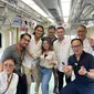 Raffi Ahmad, Kiky Saputri, Sigi Wimala dll naik LRT. (Instagram/ raffinagita1717)