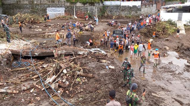 Tim SAR Gabungan terus bekerja merehabilitasi wilayah terdampak banjir bandang di Kota Batu (Liputan6.com/Zainul Arifin)