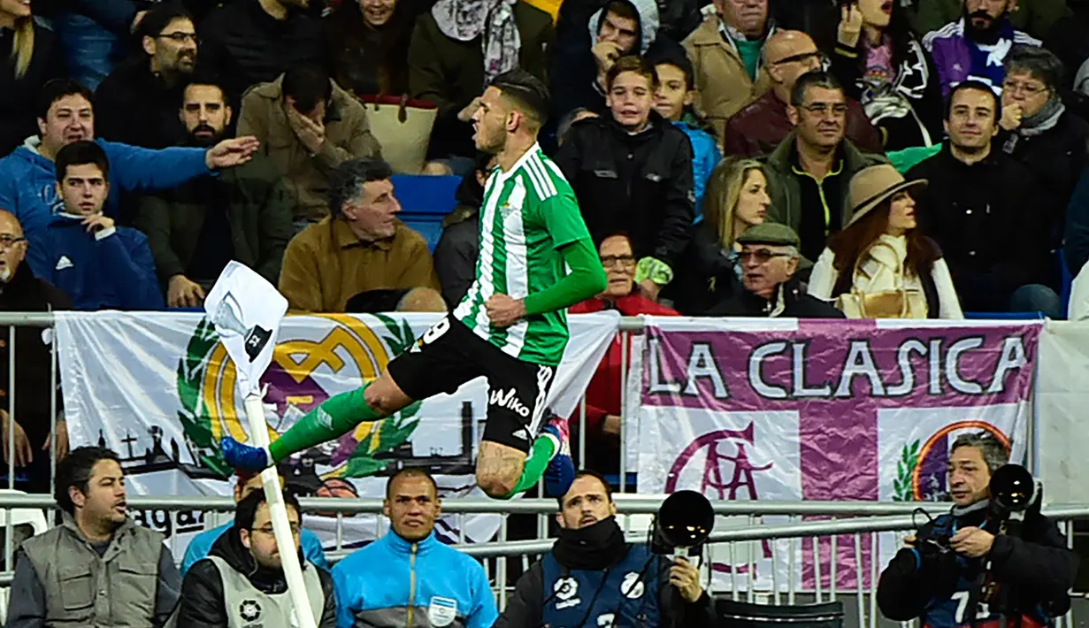 Penyerang Real Betis, Antonio Sanabria melakukan selebrasi usai mencetak gol ke gawang Real Madrid pada lanjutan La Liga Spanyol di Stadion Bernabeu, Madrid, (13/3). Real Madrid menang atas Real Betis dengan skor 2-1. (AFP Photo / Gerard Julien)