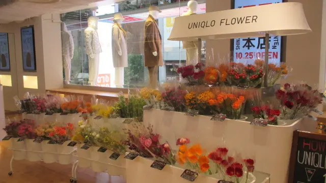 Bukan Sekadar Ritel Baju, UNIQLO Shinjuku Honten Hadirkan Pengalaman Belanja Asik Sambil Ngopi dan Merangkai Bunga