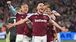 Declan Rice pernah dikabarkan akan menjadi opsi Manchester United di posisi gelandang bertahan. Sayangnya hal itu gagal usai MU lebih memilih perburuan tanda tangan Ronaldo. Padahal, pemain West Ham tersebut sukses menjadi gelandang bertahan terbaik di Liga Inggris saat ini. (AFP/Glyn Kirk)