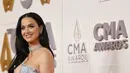 Katy Perry berpose sambil tersenyum saat menghadiri The 56th Annual CMA Awards di Bridgestone Arena di Nashville, Tennessee pada 9 November 2022. Ia melengkapi penampilannya dengan kalung mutiara chunky. (Jason Kempin/Getty Images/AFP)