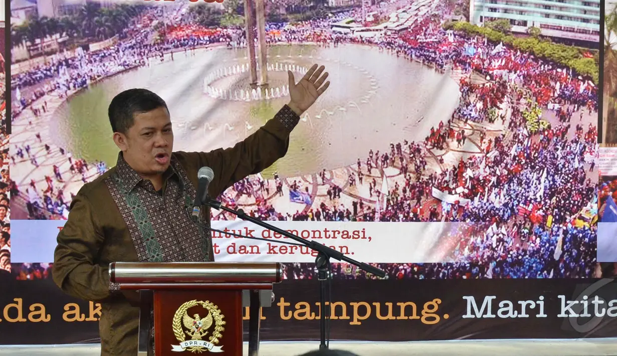 Wakil Ketua DPR Fahri Hamzah menyampaikan rencana pembangunan alun-alun Demokrasi saat peresmian di Kompleks Parlemen Senayan, Jakarta, Kamis (21/05/2015). Pembangunan alun-alun ini untuk menambah ruang terbuka publik. (Liputan6.com/Andrian M Tunay)